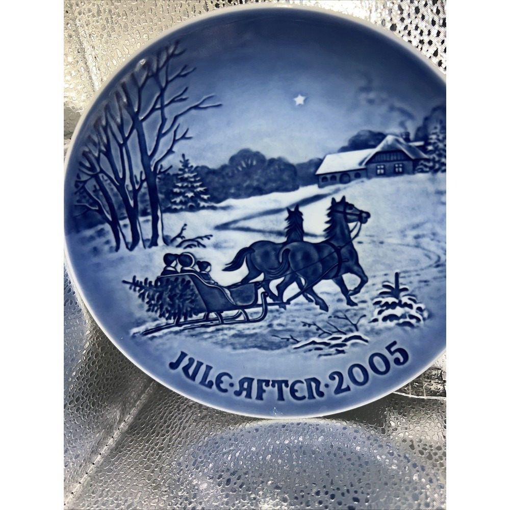2005‎ Bing & Grondahl B&G Christmas Plate ~ Bringing Home the Tree ~ Jule Aften
